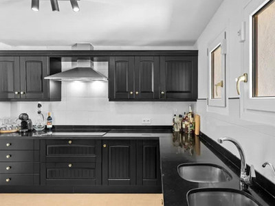 4 Bedroom Detached Villa in Selwo - Image 4
