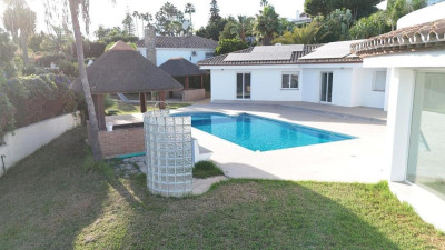 4 Bedroom Detached Villa in El Paraiso - Image 2