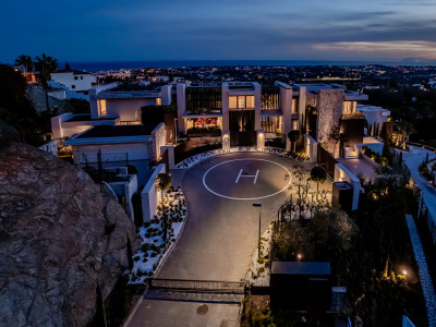 8 Bedroom Detached Villa in La Quinta - Image 1