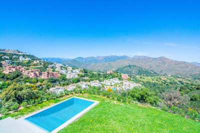 4 Bedroom Detached Villa in La Mairena - Image 2