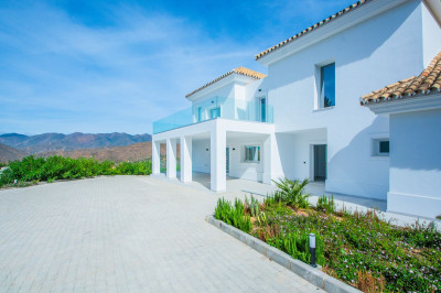 4 Bedroom Detached Villa in La Mairena - Image 3