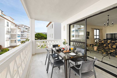 2 Bedroom Middle Floor Apartment in Puerto Banús - Image 4