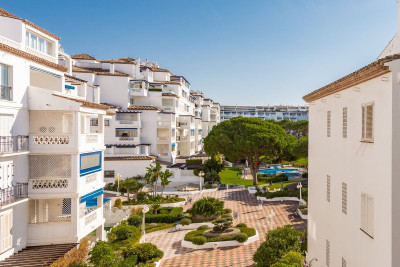 2 Bedroom Middle Floor Apartment in Puerto Banús - Image 5