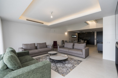 4 Bedroom Semi-Detached House in Estepona - Image 4