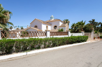 7 Bedroom Detached Villa in El Paraiso - Image 1