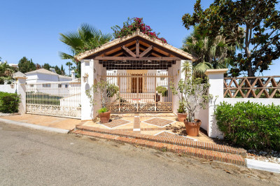7 Bedroom Detached Villa in El Paraiso - Image 2