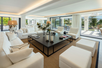 5 Bedroom Detached Villa in Nueva Andalucía - Image 2
