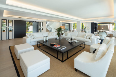 5 Bedroom Detached Villa in Nueva Andalucía - Image 3