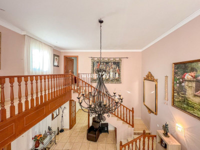 5 Bedroom Semi-Detached House in Estepona - Image 4