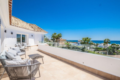6 Bedroom Detached Villa in Estepona - Image 2