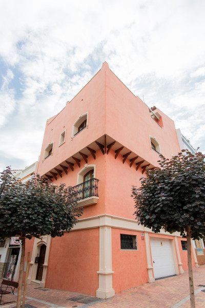 7 Bedroom Townhouse in Estepona - Image 4