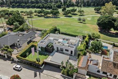 5 Bedroom Detached Villa in Nueva Andalucía - Image 2