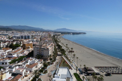 2 Bedroom Middle Floor Apartment in Los Flamingos - Image 2