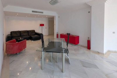 2 Bedroom Middle Floor Apartment in Nueva Andalucía - Image 2