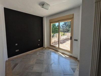 2 Bedroom Middle Floor Apartment in Nueva Andalucía - Image 4
