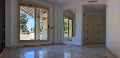 2 Bedroom Middle Floor Apartment in Nueva Andalucía - Image 5