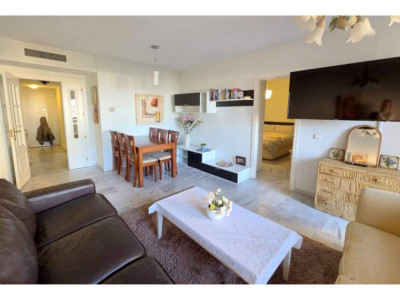 2 Bedroom Middle Floor Apartment in La Duquesa - Image 2