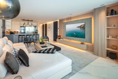 Stunning Frontline Apartment - Image 5