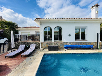 4 Bedroom Detached Villa in La Duquesa - Image 2