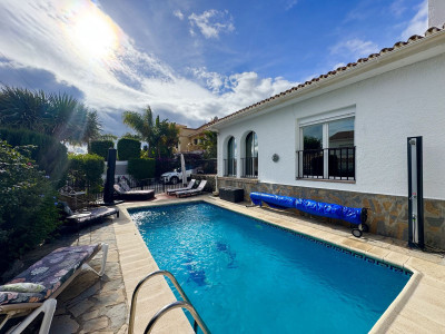 4 Bedroom Detached Villa in La Duquesa - Image 3