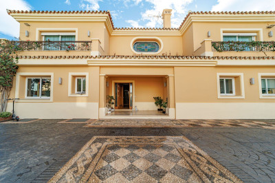 8 Bedroom Detached Villa in Marbella - Image 3
