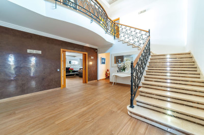 8 Bedroom Detached Villa in Marbella - Image 4