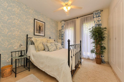 2 Bedroom Middle Floor Apartment in Calahonda - Image 5