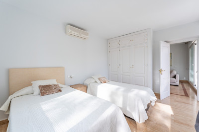 2 Bedroom Middle Floor Apartment in Río Real - Image 5