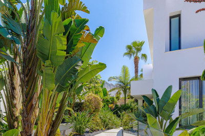 6 Bedroom Detached Villa in El Paraiso - Image 3