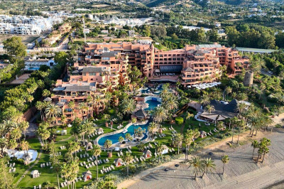 2 Bedroom Middle Floor Apartment in Estepona - Image 2
