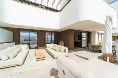 3 Bedroom Middle Floor Apartment in Estepona - Image 1
