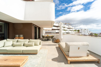 3 Bedroom Middle Floor Apartment in Estepona - Image 2