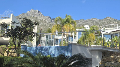 5 Bedroom Semi-Detached House in The Golden Mile - Image 1