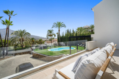 5 Bedroom Detached Villa in Nueva Andalucía - Image 3