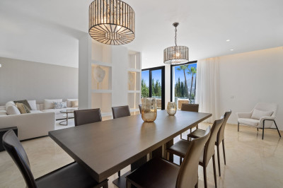 5 Bedroom Detached Villa in Nueva Andalucía - Image 4