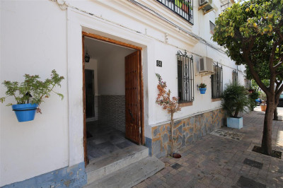 9 Bedroom Townhouse in Estepona - Image 1