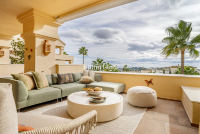 4 Bedroom Middle Floor Apartment in Nueva Andalucía - Image 2