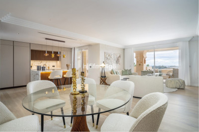 4 Bedroom Middle Floor Apartment in Nueva Andalucía - Image 4