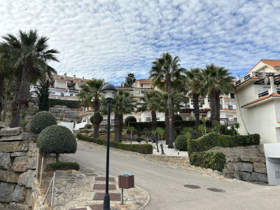 3 Bedroom Middle Floor Apartment in La Duquesa - Image 3