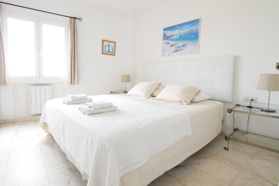 2 Bedroom Middle Floor Apartment in Puerto de Cabopino - Image 2