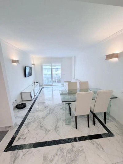 1 Bedroom Middle Floor Apartment in Puerto Banús - Image 2