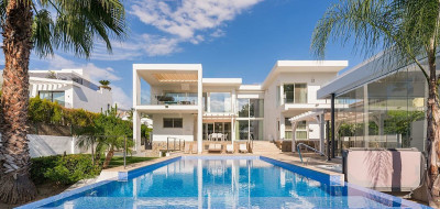 7 Bedroom Detached Villa in Nueva Andalucía - Image 1