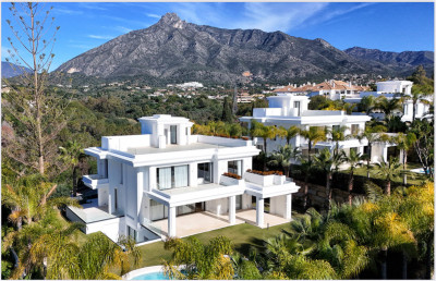 6 Bedroom Detached Villa in The Golden Mile - Image 1