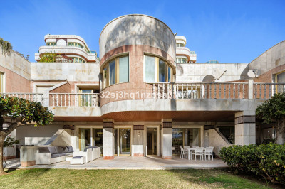 6 Bedroom Ground Floor Apartment in Marbella - Image 1
