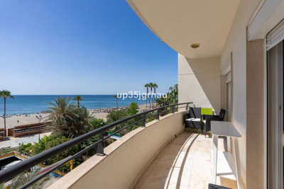 3 Bedroom Middle Floor Apartment in Estepona - Image 1