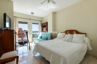 3 Bedroom Middle Floor Apartment in Estepona - Image 3