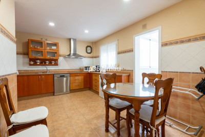 3 Bedroom Middle Floor Apartment in Estepona - Image 4