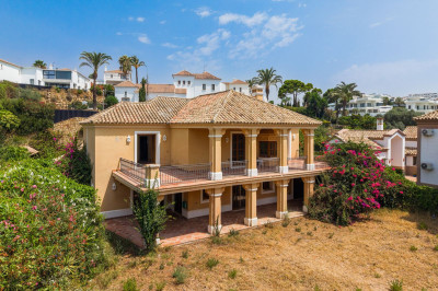 4 Bedroom Detached Villa in Estepona - Image 1