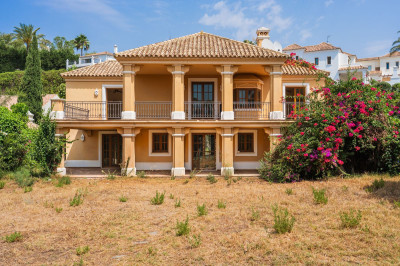 4 Bedroom Detached Villa in Estepona - Image 2
