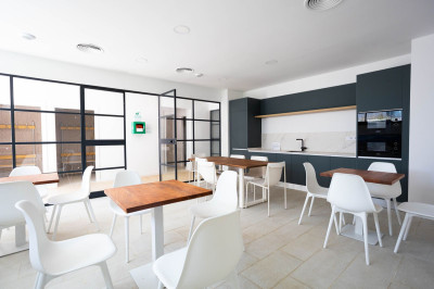 2 Bedroom Middle Floor Apartment in Estepona - Image 4